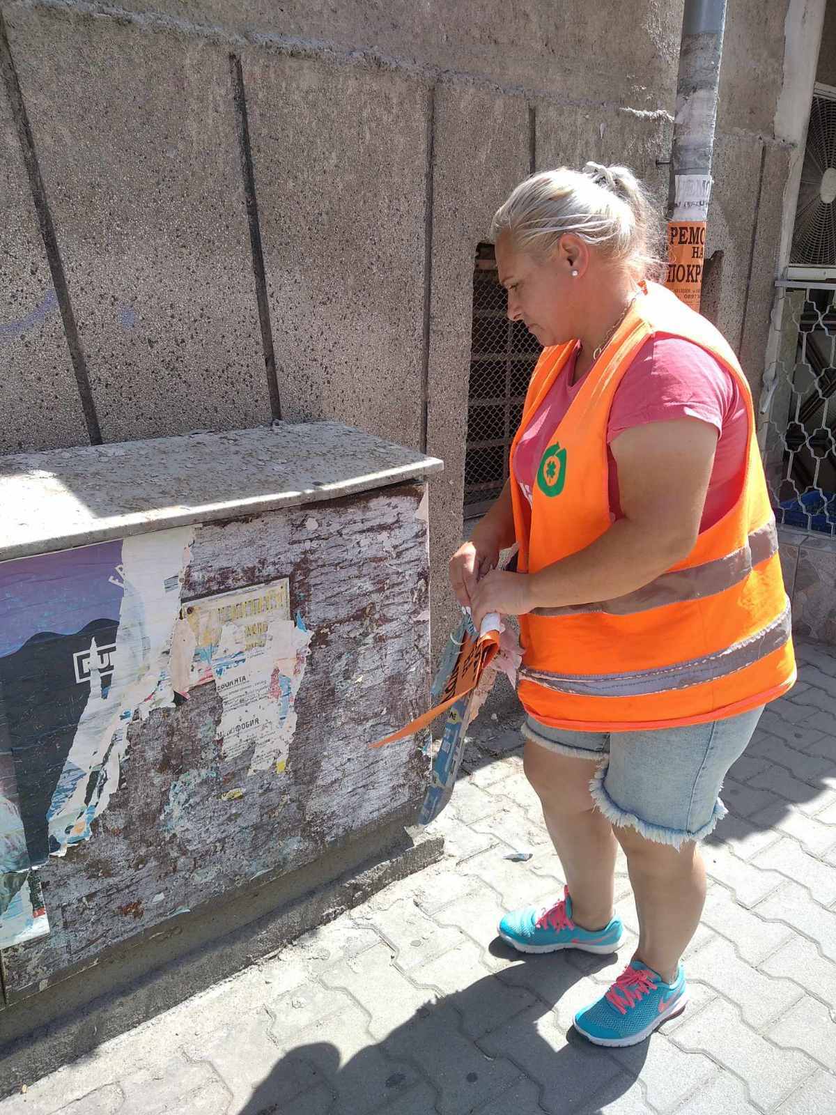 Община Благоевград започва кампания за изчистване на града от плакати, поставени на нерегламентирани места