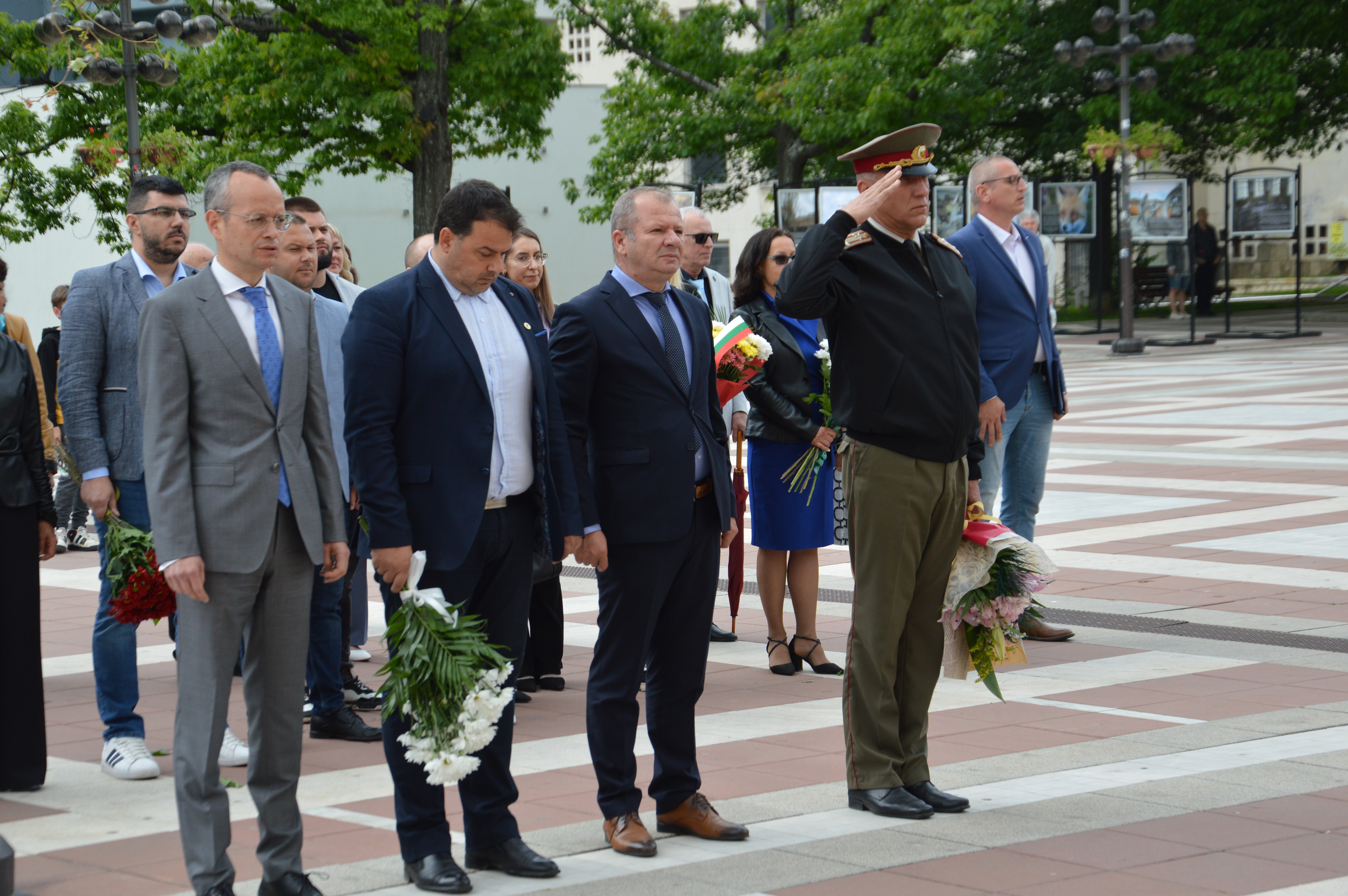 С полагане на цветя и празничен концерт отбелязаха Деня на Европа в Благоевград, кметът Методи Байкушев: Днес честваме Деня на Европа, защото едни мъдри хора избраха прошката пред отмъщението